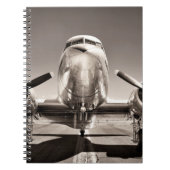  vliegtuig op een baan notitieboek (Voorkant)