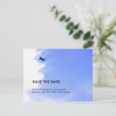 Vliegtuig Sky Destination Wedding Save the Date Aankondigingskaart (Staand voorkant)