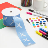 Vliegtuig stijgt hoog in formatie op Sky Blue Satijnen Lint