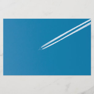 Vliegtuig tegen een blauwe achtergrond aan de luch flyer