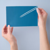 Vliegtuig tegen een blauwe achtergrond aan de luch flyer (Hand)