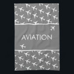 Vliegtuig van het witte-vliegveld Funky Pilot Theedoek<br><div class="desc">Schimmelige en stijlvolle witte vliegtuigen / vliegtuigen / vliegtuigpatroonpiloot die keukenhanddoek vliegt voor de luchtvaart, om uw collectie thuis/kantoor/bedrijfsdecor aan te vullen. Een cool cadeau/cadeauidee voor iedereen die van aangepast design houdt, unieke artikelen, positieve beelden, luchtvaart, vliegen, lucht, vliegtuigen, vliegtuigen, piloten, luchtverkeersthema, enz. Baby shower, verjaardag, etc. Jongen, meisje, vlieg,...</div>