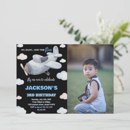 Vliegtuig Verjaardag Uitnodigingen Zwart Grijs W F (Staand voorkant)
