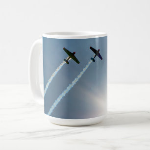 Vliegtuigen vliegen op een blauwe hemel met zon. koffiemok