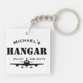 Vliegtuighangar & Pilot On Duty Gepersonaliseerde  Sleutelhanger (Achterkant)