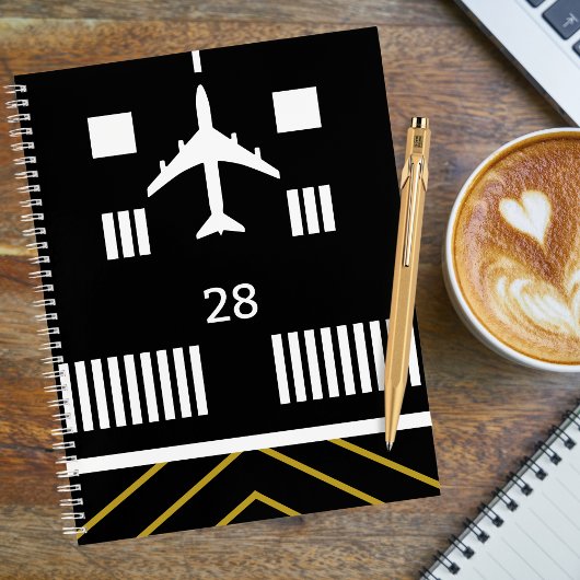 Vliegtuigopstijgen op de startbaan van de luchthav notitieboek