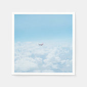 Vliegtuigthema, een vliegtuig vliegt in blauwe luc servet (Voorkant)