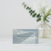 Vliegtuigvliegtuig met piloot in wolken boven vlie visitekaartje (Staand voorkant)