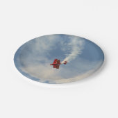 Vliegtuigvliegtuig tegen de presentatiestunt papieren bordje (Gekanteld)