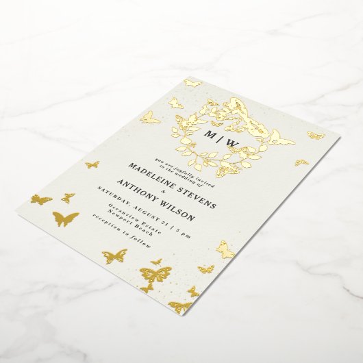Vlinder Crest Ivoor Goud Monogrammen Bruiloft Folie Uitnodiging (Gedraaid)