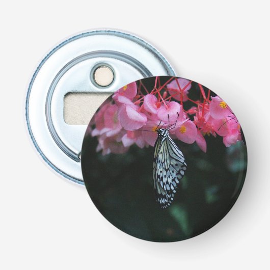 Vlinder hangend aan bloemen button flesopener (Voorkant)