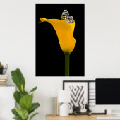 vlinder in gele lelie op zwart poster (Thuiskantoor)