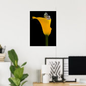vlinder in gele lelie op zwart poster (Thuiskantoor)