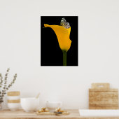 vlinder in gele lelie op zwart poster (Keuken)