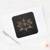 Vlinder in Heilige Geometrie - Zwart en Goud Vierkante Sticker (Envelop)
