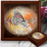 Vlinder Magic Sieraden Keepsake Box Cadeaudoosje<br><div class="desc">Schilderij "Verjaardagsvlinder" Collectie Houd je waardevolle spullen in deze prachtige aandenken doos. Gemaakt van gelakt hout, komt de juwelendoos in gouden eik, ebbenachtig zwart, smaragdgroen, en rode mahonie. Zacht vilt beschermt je sieraden en andere verzamelobjecten. Personaliseer op de productpagina of klik op de knop "Aanpassen" voor meer ontwerpopties. Ontwerp gemaakt...</div>