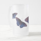 Vlinder met blauwe vleugels met open vleugels matglas bierpul (Voorkant links)