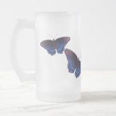Vlinder met blauwe vleugels met open vleugels matglas bierpul (Links)