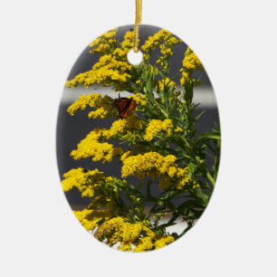 Vlinder met gele wilde bloemen Ornament