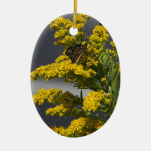 Vlinder met gele wilde bloemen Ornament