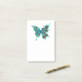 Vlinder met groene pauwenveren post-it® notes (Op bureau)