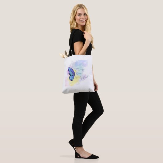 vlinder met sterke dappere mooie tote bag (Op model)