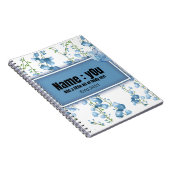 vlinder omringd door blauwe struiken notitieboek (Rechterzijde)