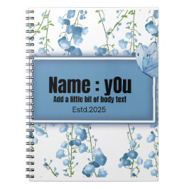 vlinder omringd door blauwe struiken notitieboek