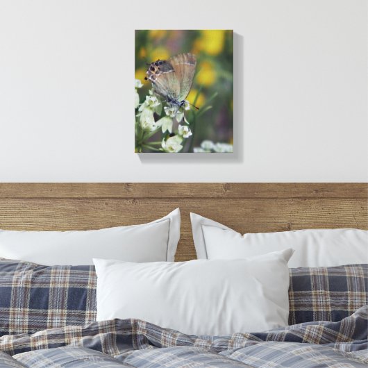 Vlinder op bloem canvas afdruk (Insitu (Slaapkamer))