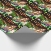 Vlinder op bloem gepersonaliseerde verjaardag cadeaupapier (Hoek)