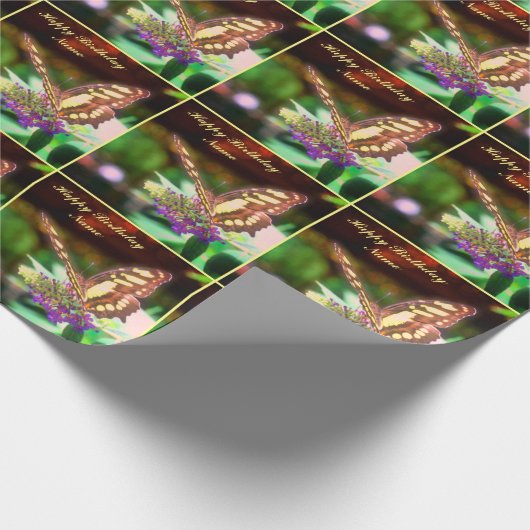 Vlinder op bloem gepersonaliseerde verjaardag cadeaupapier (Hoek)