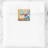  vlinder op bloem vierkante sticker (Tas)