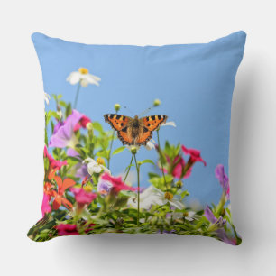 Vlinder op bloemen en blauwe lucht kussen