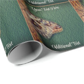 Vlinder op boomstam Natuur gepersonaliseerd Cadeaupapier (Rol Hoek)