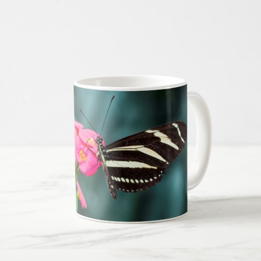Vlinder op een bloem koffiemok (Voorkant rechts)