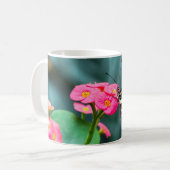 Vlinder op een bloem koffiemok (Voorkant links)