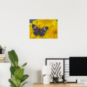 Vlinder op een Gele Bloem Poster (Thuiskantoor)