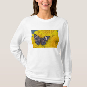 Vlinder op een Gele Bloem T-shirt