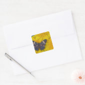 Vlinder op een gele bloem vierkante sticker (Envelop)