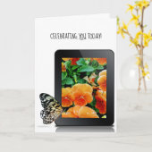 vlinder op elektronisch tabletapparaat met kaart (Gele Bloem)