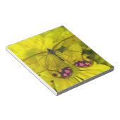 Vlinder op Geel Notitieblok (Schuin)