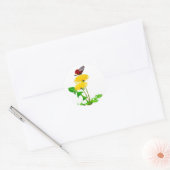 Vlinder op paardenbloem envelop afdichtingen ronde sticker (Envelop)