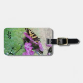 Vlinder op paarse bloemen.  bagagelabel (Voorkant horizontaal)