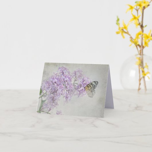 Vlinder op paarse lilis kaart (Gele Bloem)
