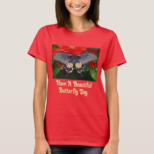 Vlinder Op Rode Bloemen T-Shirt (Voorkant)