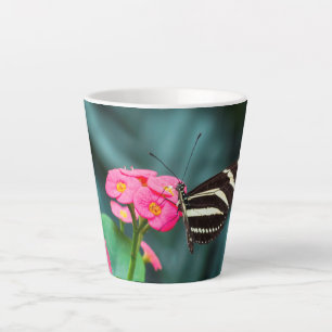 Vlinder op Roze Bloem Fotografie Latte Mok