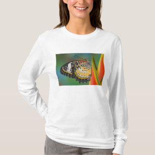 Vlinder op tropische bloem t-shirt