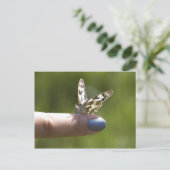 vlinder op vinger briefkaart (Staand voorkant)