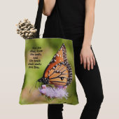 Vlinder op Wildflower, met Vers (Johannes 8:32) Tote Bag (Dichtbij)