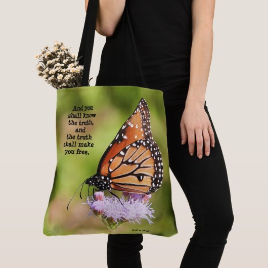 Vlinder op Wildflower, met Vers (Johannes 8:32) Tote Bag (Dichtbij)